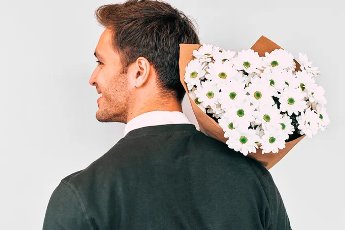 ¿Qué significa cuando un hombre te regala flores?