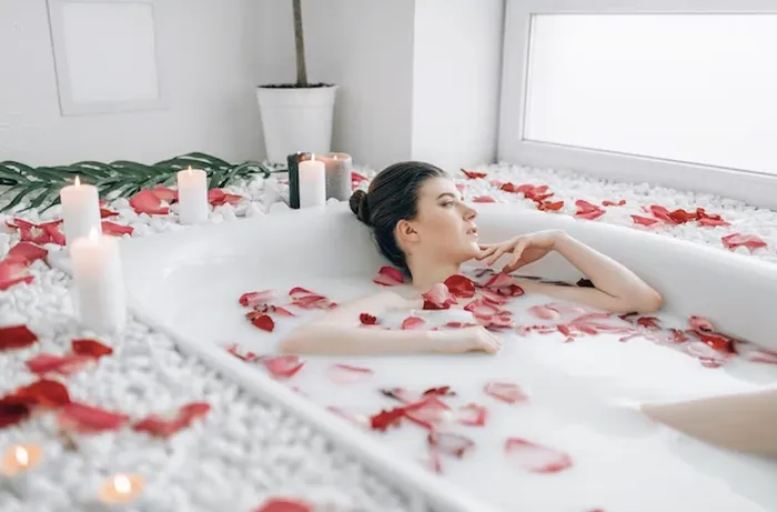 Baños con pétalos de rosa: ¿cuáles son sus beneficios?