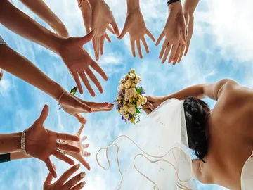 Ir al post: ¿Por qué es costumbre lanzar el ramo de novia en las bodas?