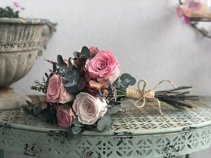 ¿Qué son las rosas preservadas y cómo se hacen?