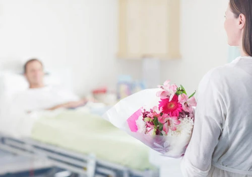 se puede mandar flores al hospital 
