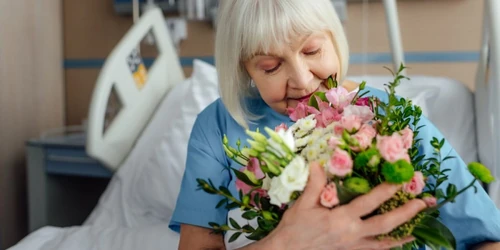 se pueden llevar flores al hospital covid 