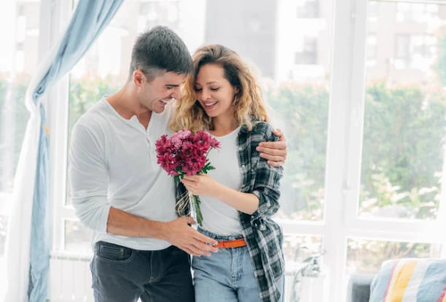 que siente una mujer cuando le regalan flores 