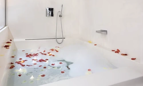 Baños con pétalos de rosa