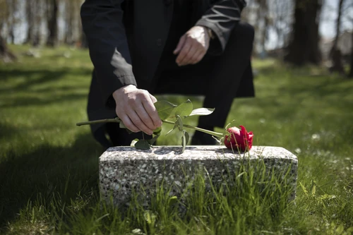 Qué flores se usan en los funerales 