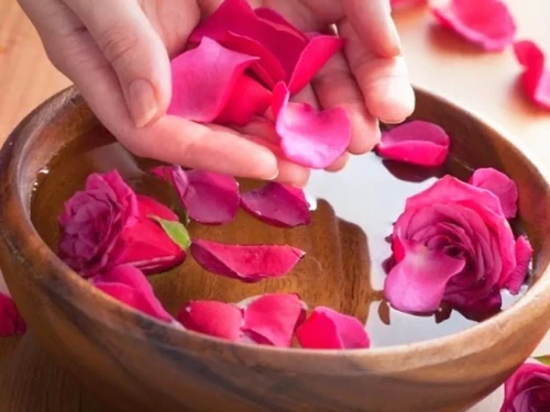 Baños con pétalos de rosa