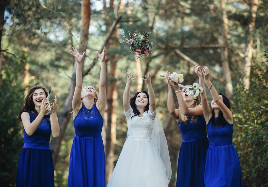 ¿Por qué lanzamos el ramo de novia en las bodas?