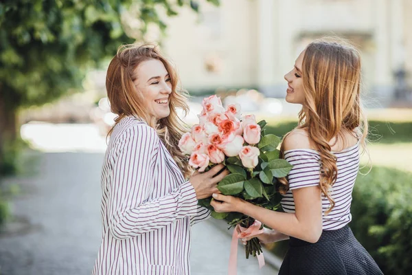 Ramos de flores para felicitar cumpleaños a una amiga