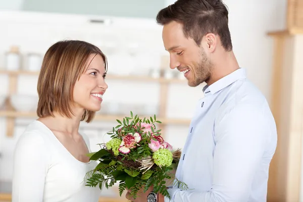 por qué un hombre le regala flores a una mujer 